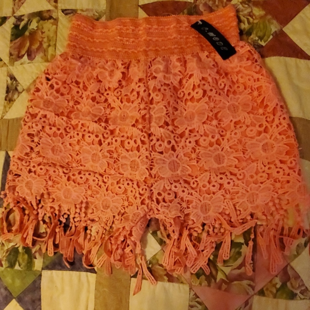 Pink shorts w/ floral print & fringed hem